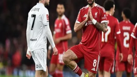 德甲霸主惊现三球连击，拜仁差距拉大，昔日荣耀球队争四大战陷入激战！